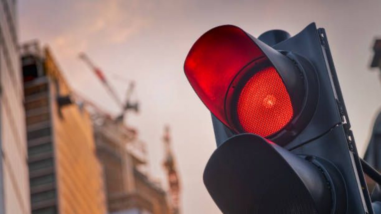 Semáforos verdes en las calles, rojos en la economía